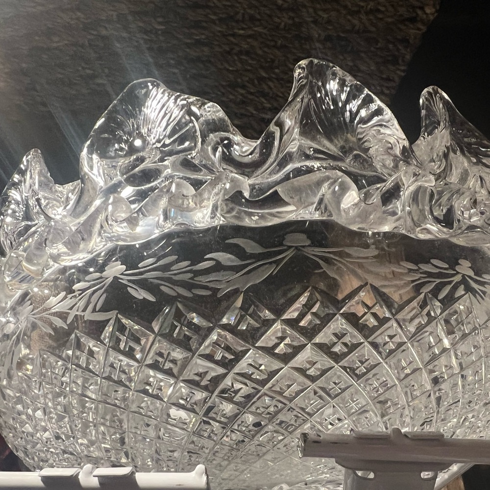 Crystal bowl with etching design
